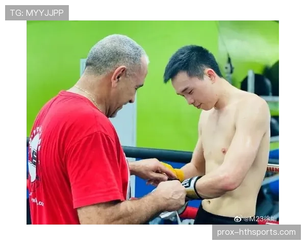 徐灿训练完直接啃鸡腿？这自律人设有点扛不住啊